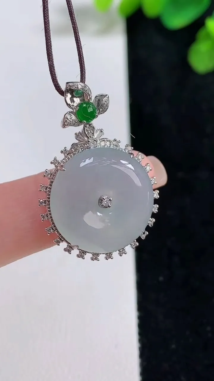 天然A货翡翠种平安扣吊坠，尺寸30.3-20.8-8，裸石17.5重量:5.85g
8月10日