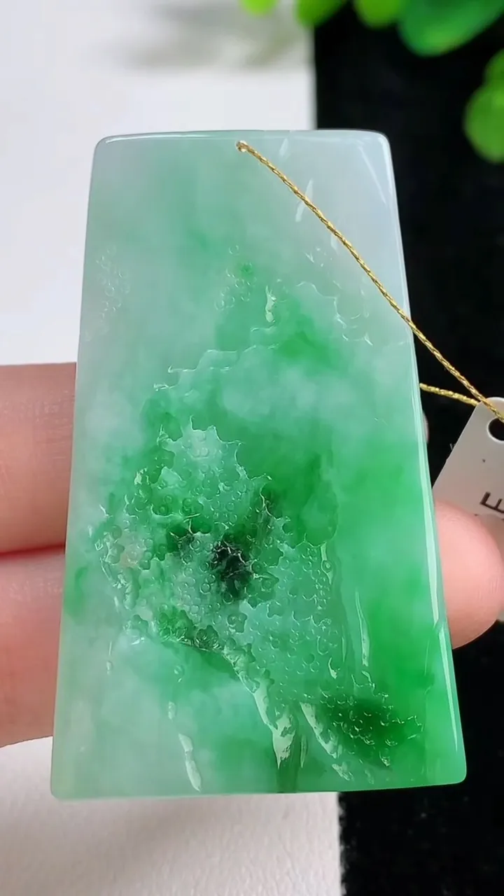 天然A货翡翠山水牌吊坠，尺寸53-38.2-4.3，重量:18.30g
8月10日