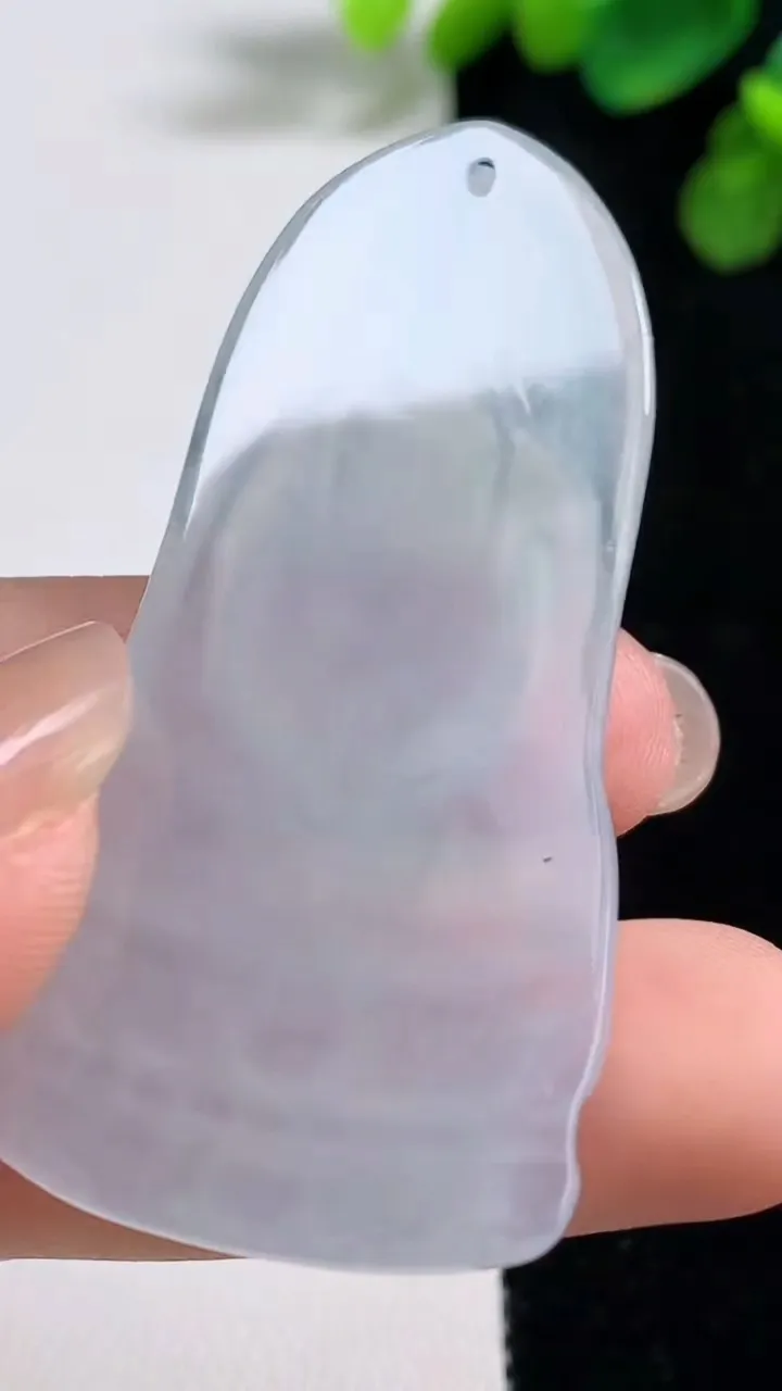 天然A货翡翠冰种观音菩萨吊坠，尺寸55.8-27-5，重量:15.59g
8月10日