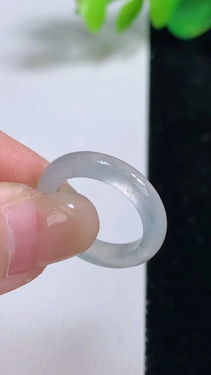 天然A货翡翠冰种戒指指环，尺寸16.5-3.8-3，重量:2.12g2025年8月10日
工厂直销收藏佳品,种好水足，色泽均匀，有种有色，上手高大气！
