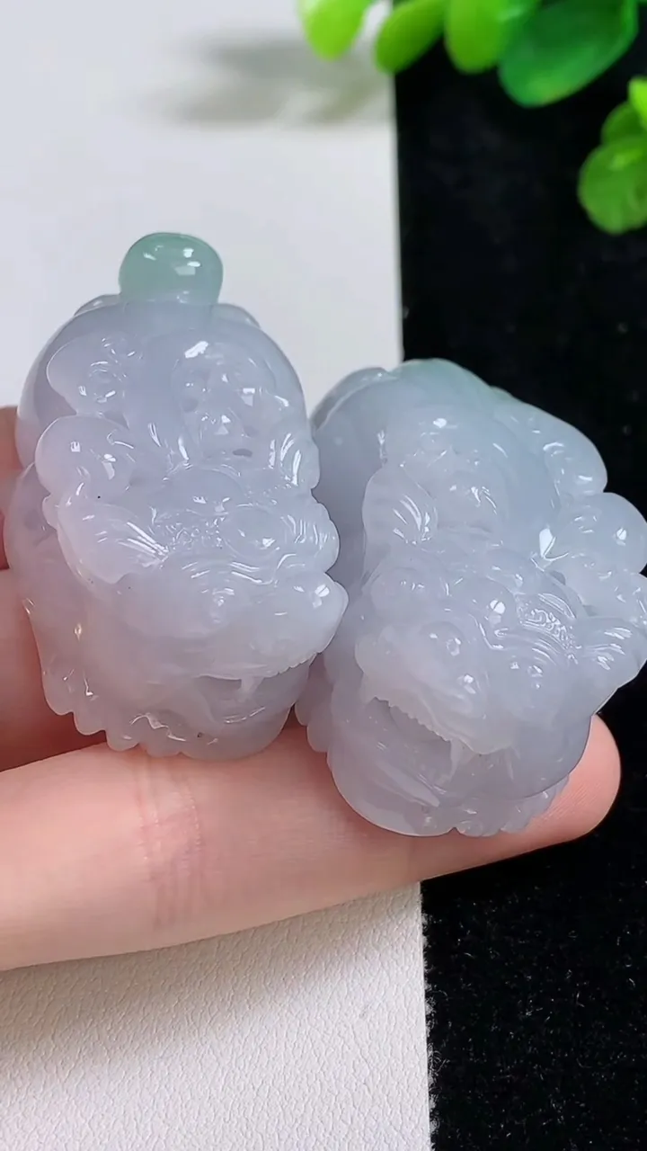天然A货翡翠春带彩紫罗兰貔貅吊坠一对，尺寸42.7-24.8-20，重量:101.60g
8月10日