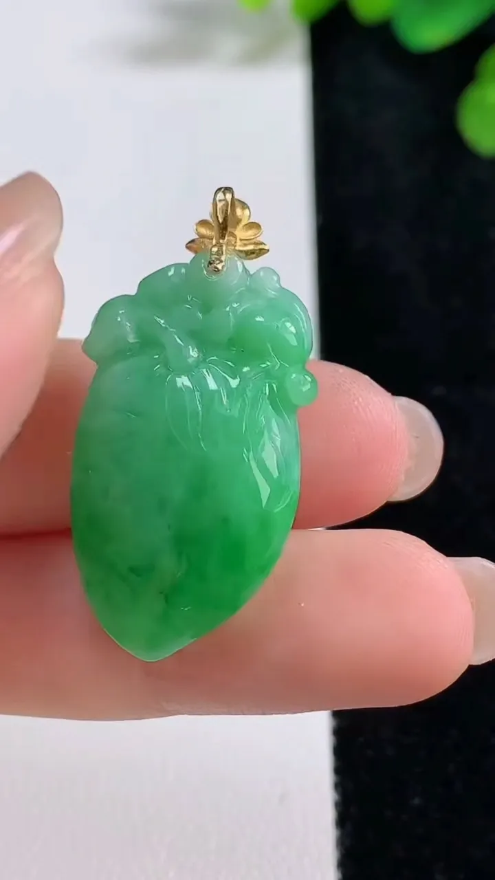 天然A货翡翠寿桃吊坠，尺寸29.7-16.6-8.3，重量:7.40g
8月10日
