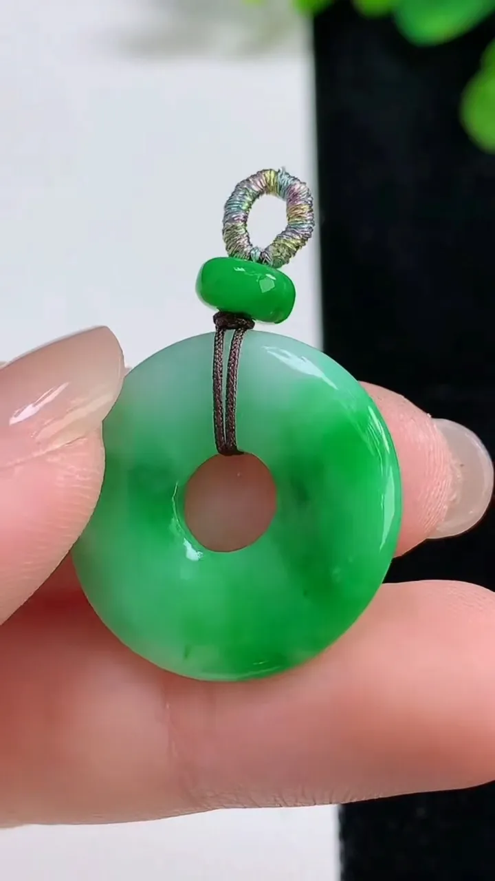 天然A货翡翠平安环吊坠，尺寸23-3，重量:3.96g
8月10日