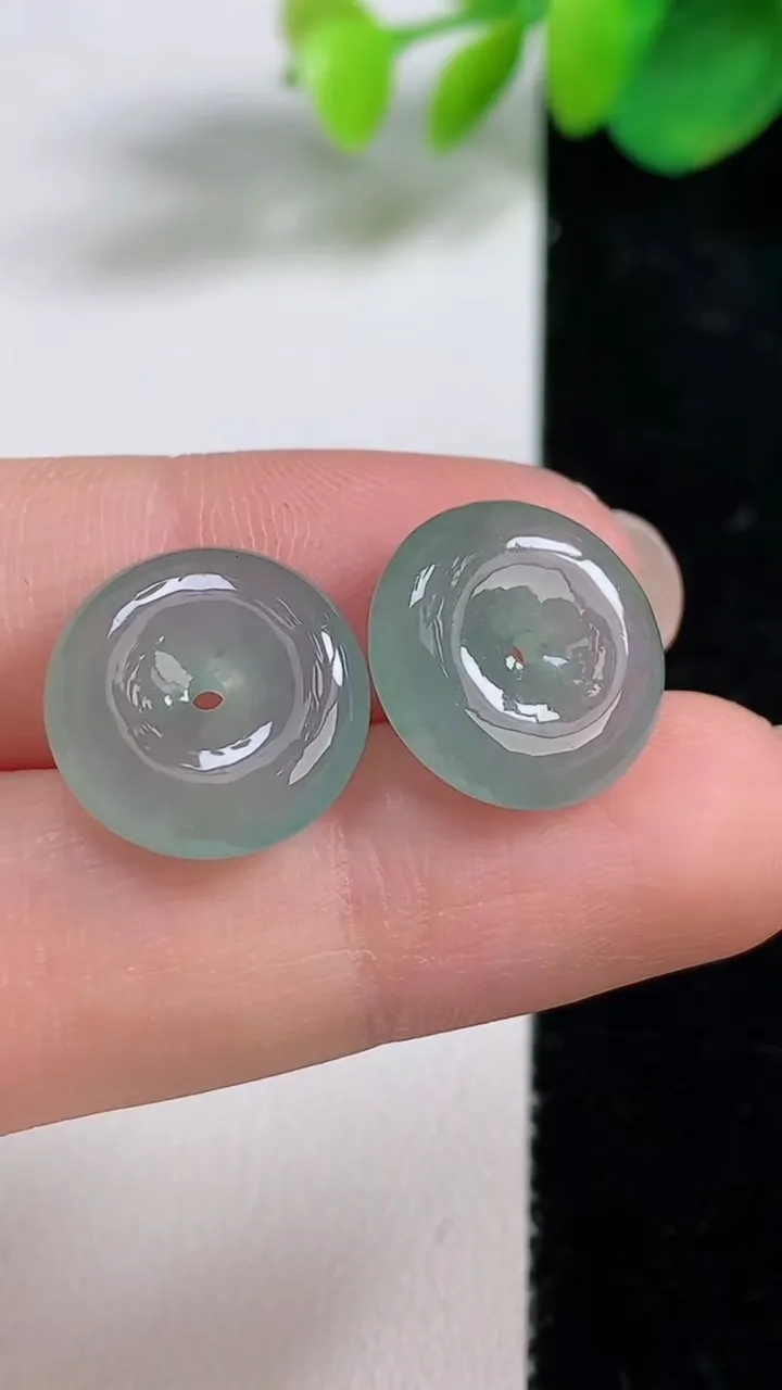 天然A货翡翠平安扣吊坠一对，尺寸14.7-4.5，重量:4.02g
8月10日