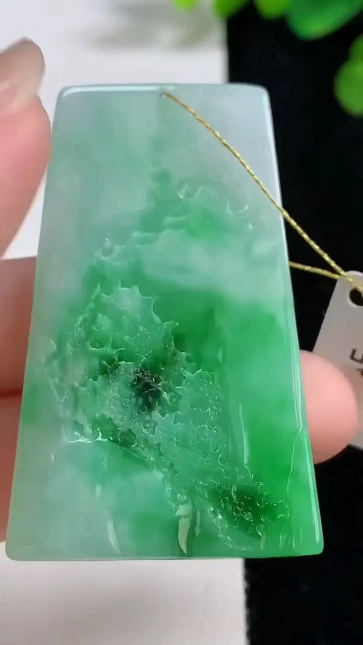 天然A货翡翠山水牌吊坠，尺寸53-38.2-4.3，重量:18.30g
8月10日
