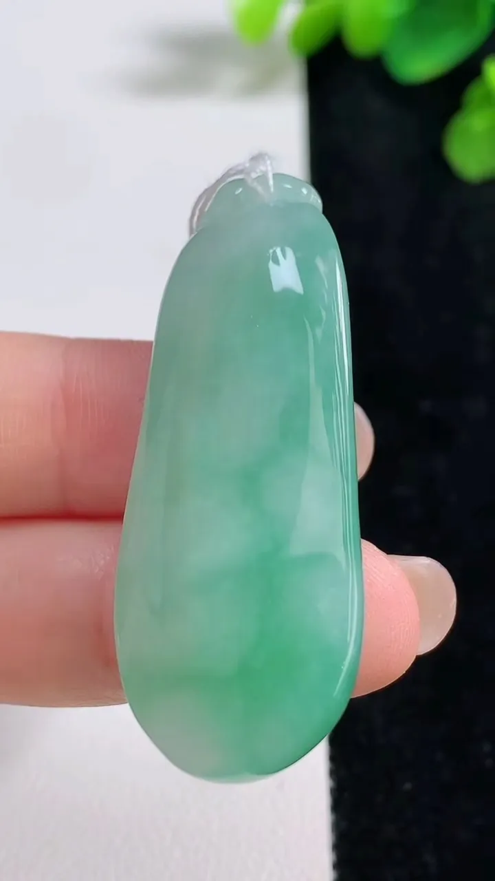 天然A货翡翠福瓜吊坠，尺寸48-18.8-11，重量:18.35g
8月10日
