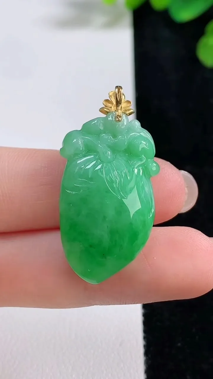 天然A货翡翠寿桃吊坠，尺寸29.7-16.6-8.3，重量:7.40g
8月10日