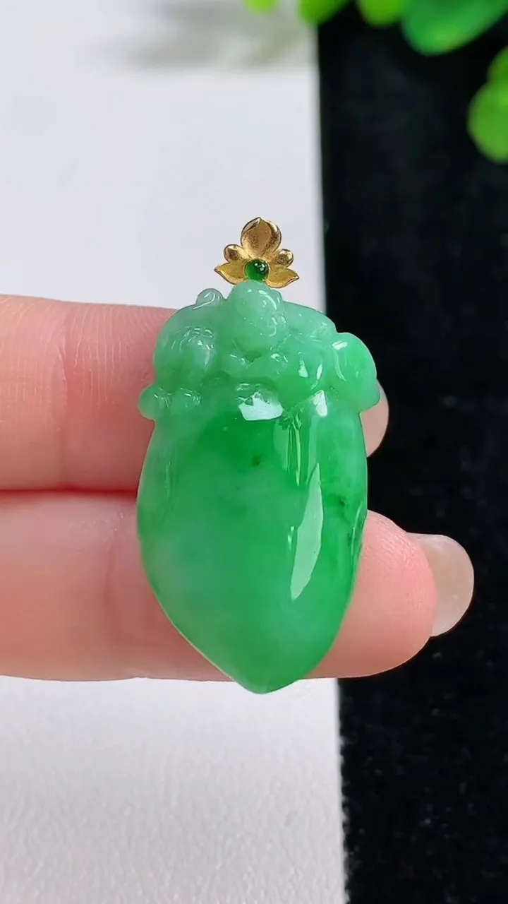 天然A货翡翠寿桃吊坠，尺寸29.7-16.6-8.3，重量:7.40g
8月10日