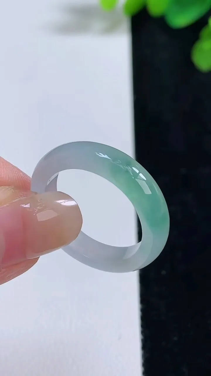 天然A货翡翠戒指指环，尺寸19.5-5.2-3.2，重量:4.05g2025年8月10日
工厂直销收藏佳品,种好水足，色泽均匀，有种有色，上手高大气！