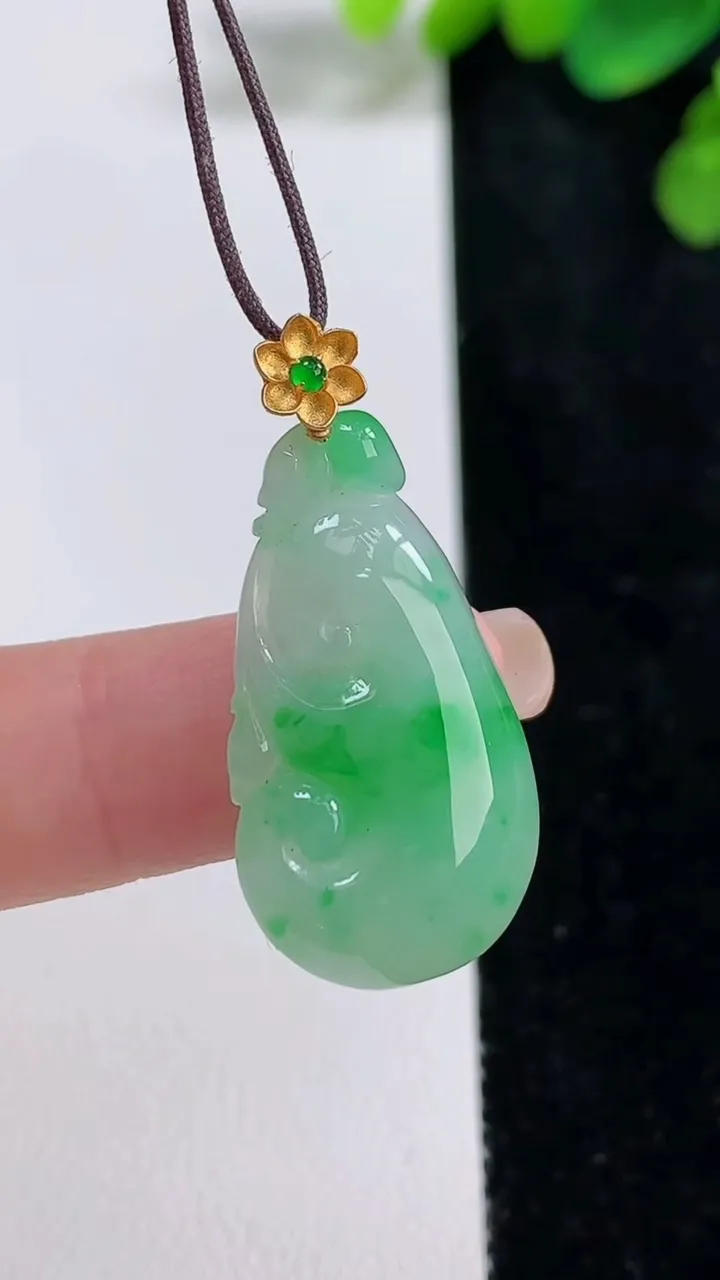天然A货翡翠如意吊坠，尺寸30-15.8-5，重量:3.97g
8月10日