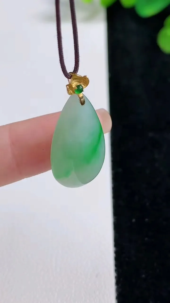 天然A货翡翠水滴吊坠，尺寸26-13.5-7.3，重量:4.33g
8月10日
