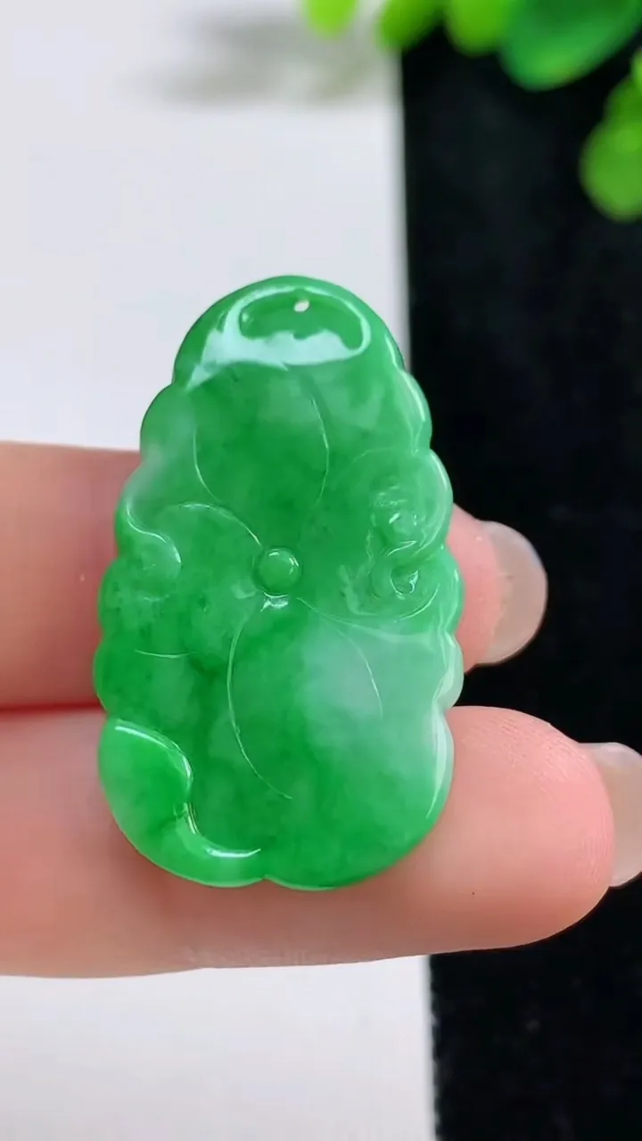 天然A货翡翠和和美美 荷花吊坠，尺寸33.2-19.7-3，重量:5.11g
8月10日