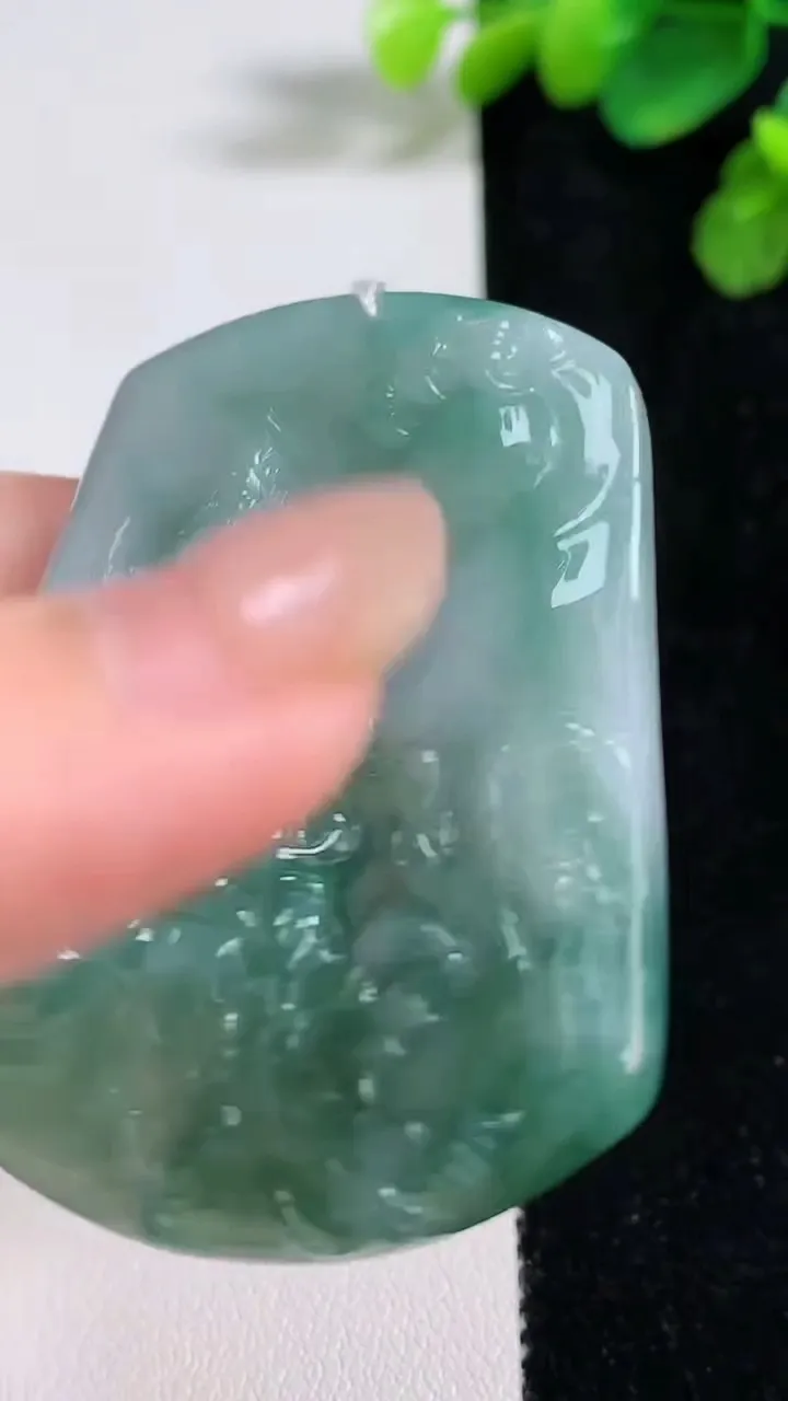 天然A货翡翠飘花祥龙观音菩萨吊坠，尺寸55-42.7-5.5，重量:30.25g
8月10日