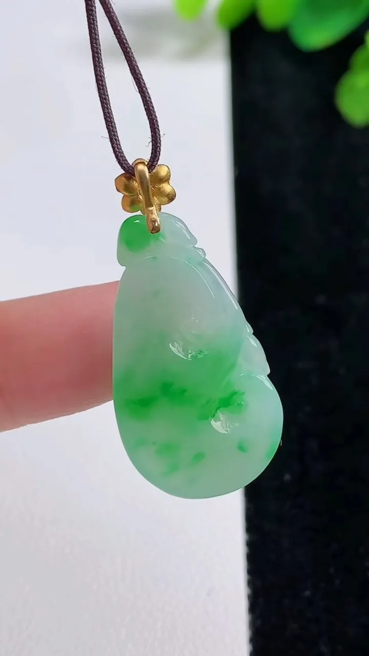 天然A货翡翠如意吊坠，尺寸30-15.8-5，重量:3.97g
8月10日