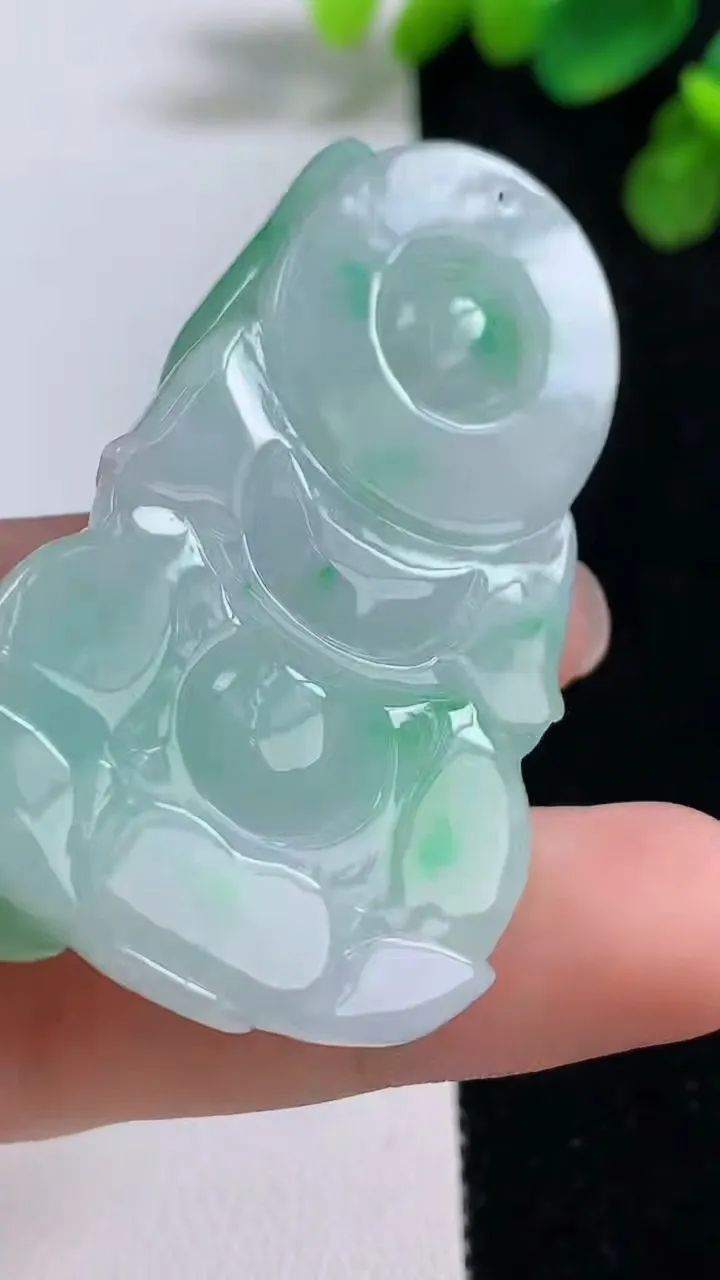 天然A货翡翠观音菩萨吊坠，尺寸53.5-33.3-8.4，重量:28.66g
8月10日