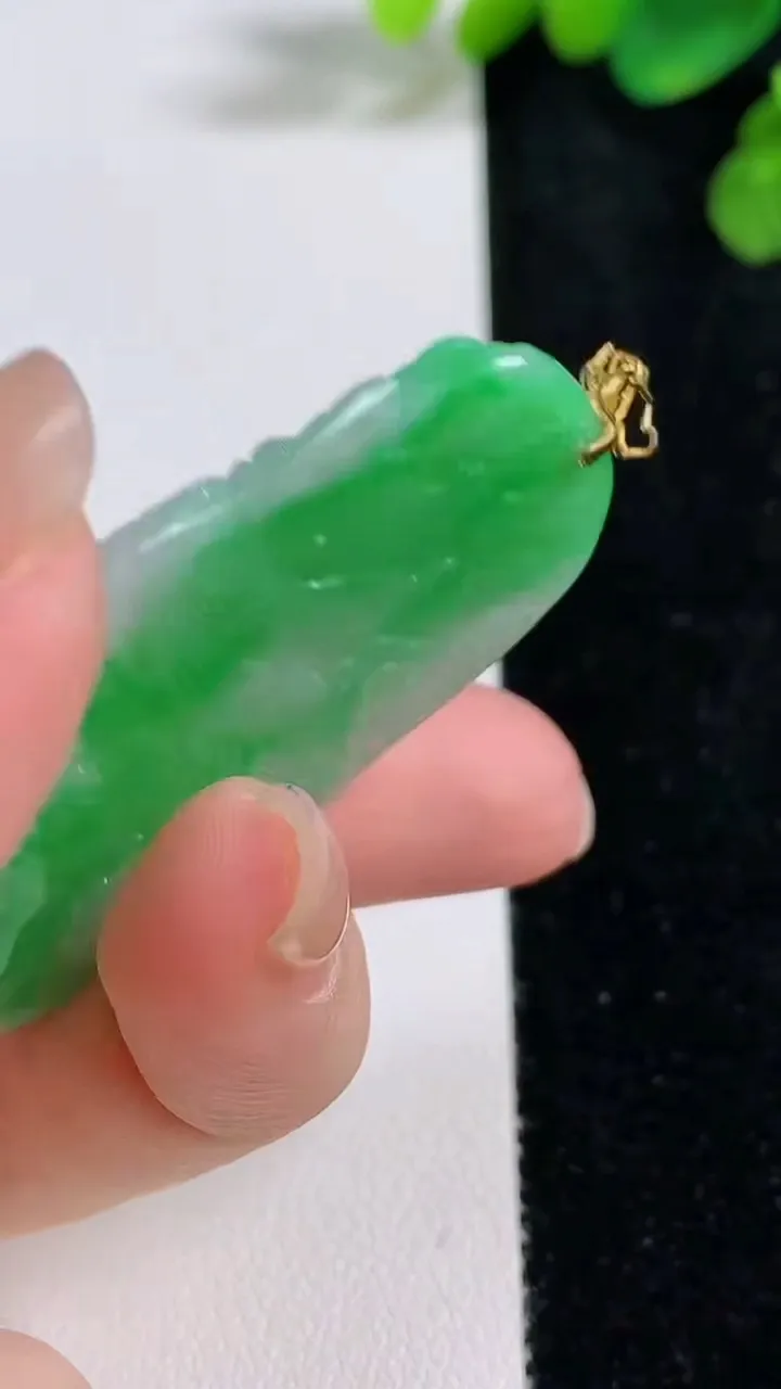 天然A货翡翠山水牌吊坠，尺寸49.7-28-3.4，重量:12.10g
8月10日