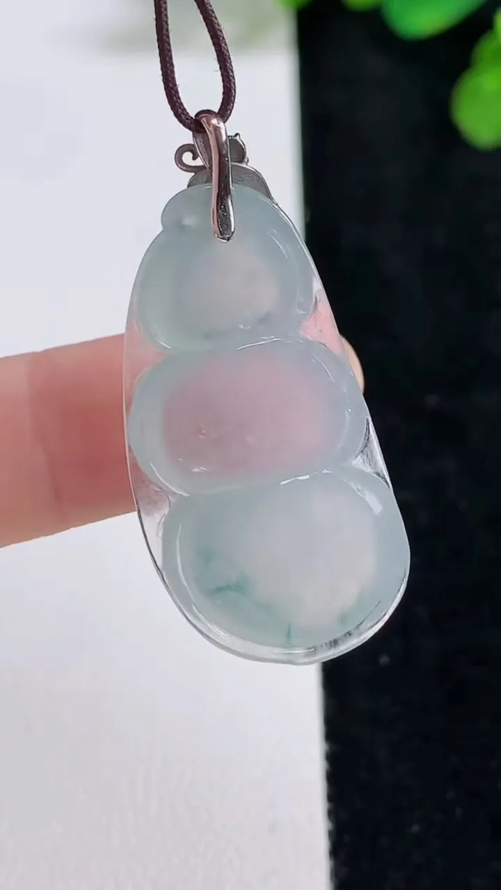 天然A货翡翠种飘花福豆吊坠，尺寸34-17-6，重量:6.08g
8月10日