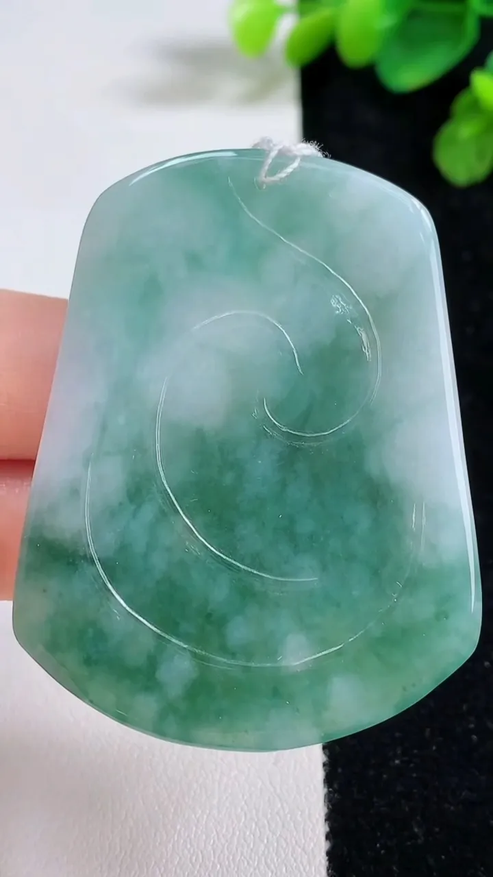 天然A货翡翠飘花祥龙观音菩萨吊坠，尺寸55-42.7-5.5，重量:30.25g
8月10日