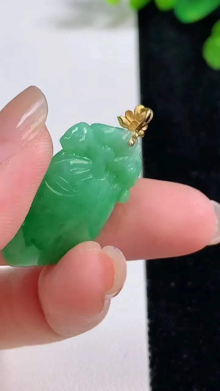 天然A货翡翠寿桃吊坠，尺寸29.7-16.6-8.3，重量:7.40g
8月10日
