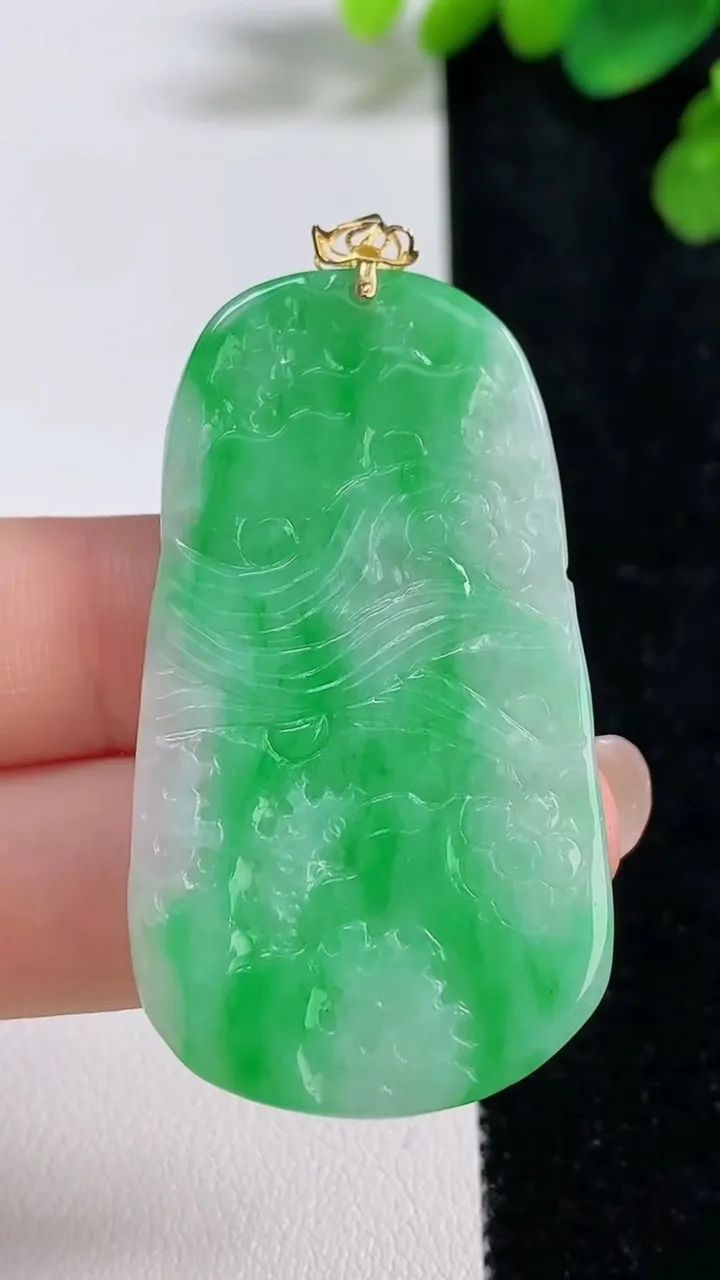 天然A货翡翠山水牌吊坠，尺寸49.7-28-3.4，重量:12.10g
8月10日