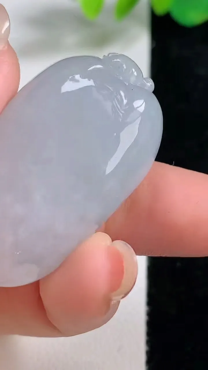 天然A货翡翠冰种福瓜吊坠，尺寸38-23-14，重量:26.06g
8月10日
