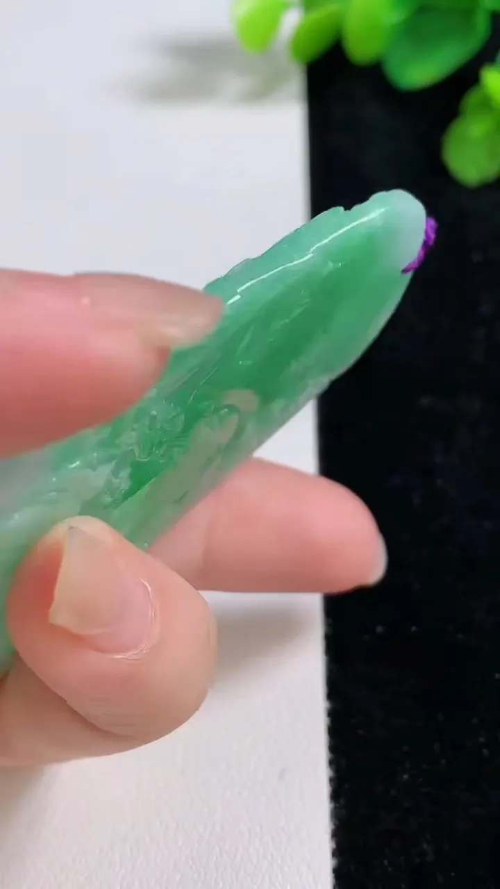 天然A货翡翠山水牌吊坠，尺寸74-48-5.5，重量:39.83g
8月10日
