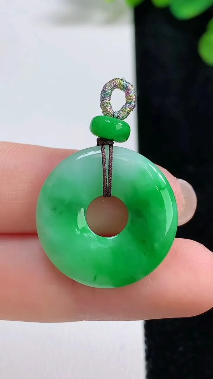 天然A货翡翠平安环吊坠，尺寸23-3，重量:3.96g
8月10日