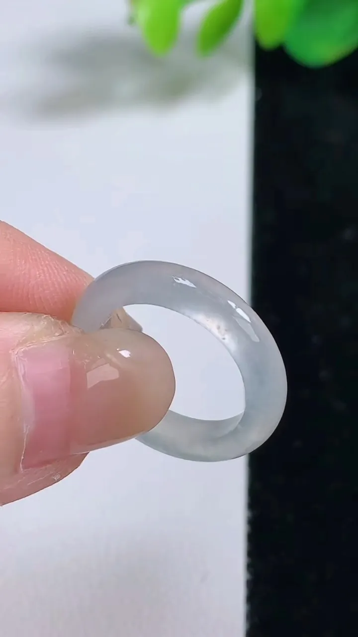 天然A货翡翠冰种戒指指环，尺寸16.5-3.8-3，重量:2.12g2025年8月10日
工厂直销收藏佳品,种好水足，色泽均匀，有种有色，上手高大气！