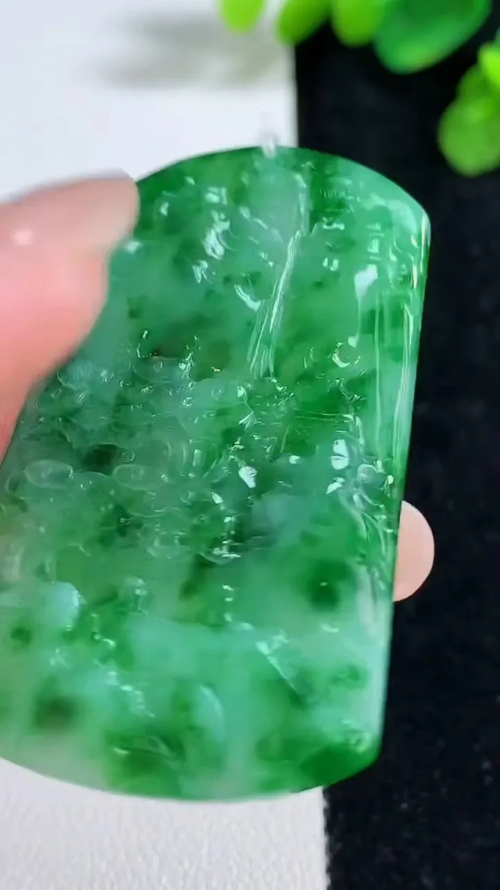天然A货翡翠山水牌吊坠，尺寸54.5-34.7-4.7，重量:20.60g
8月10日