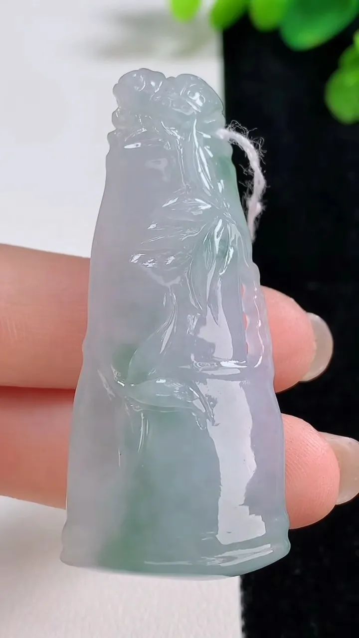 天然A货翡翠飘花节节高升 竹节吊坠，尺寸55-23.3-11.6，重量:22.72g
8月10日