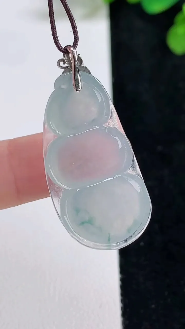 天然A货翡翠种飘花福豆吊坠，尺寸34-17-6，重量:6.08g
8月10日