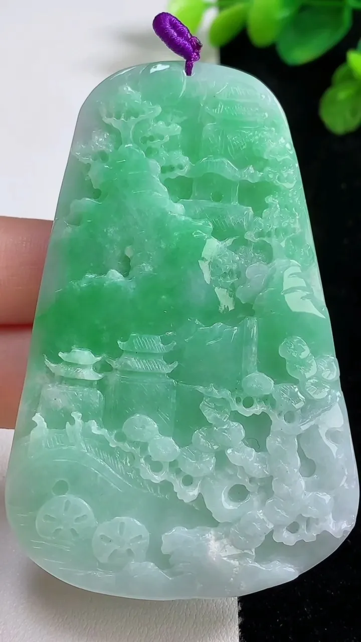 天然A货翡翠山水牌吊坠，尺寸74-48-5.5，重量:39.83g
8月10日