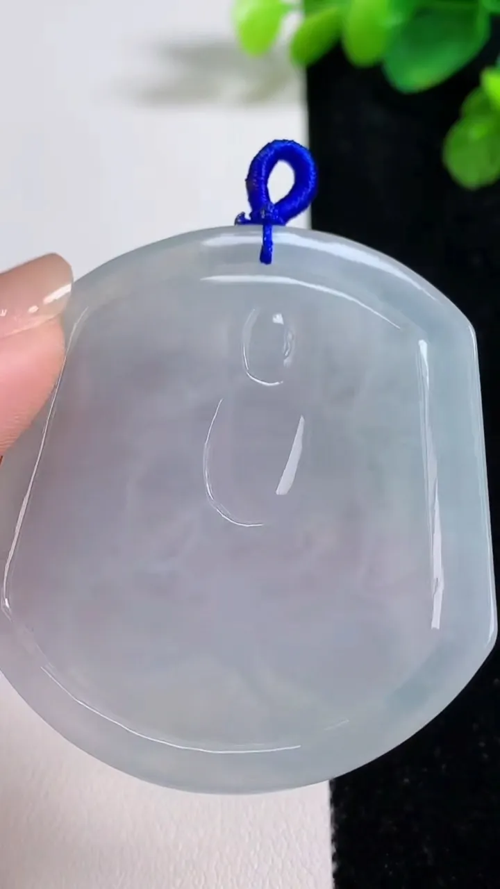 天然A货翡翠大势至观音菩萨吊坠，尺寸52-46.5-5.4，重量:27.70g
8月10日