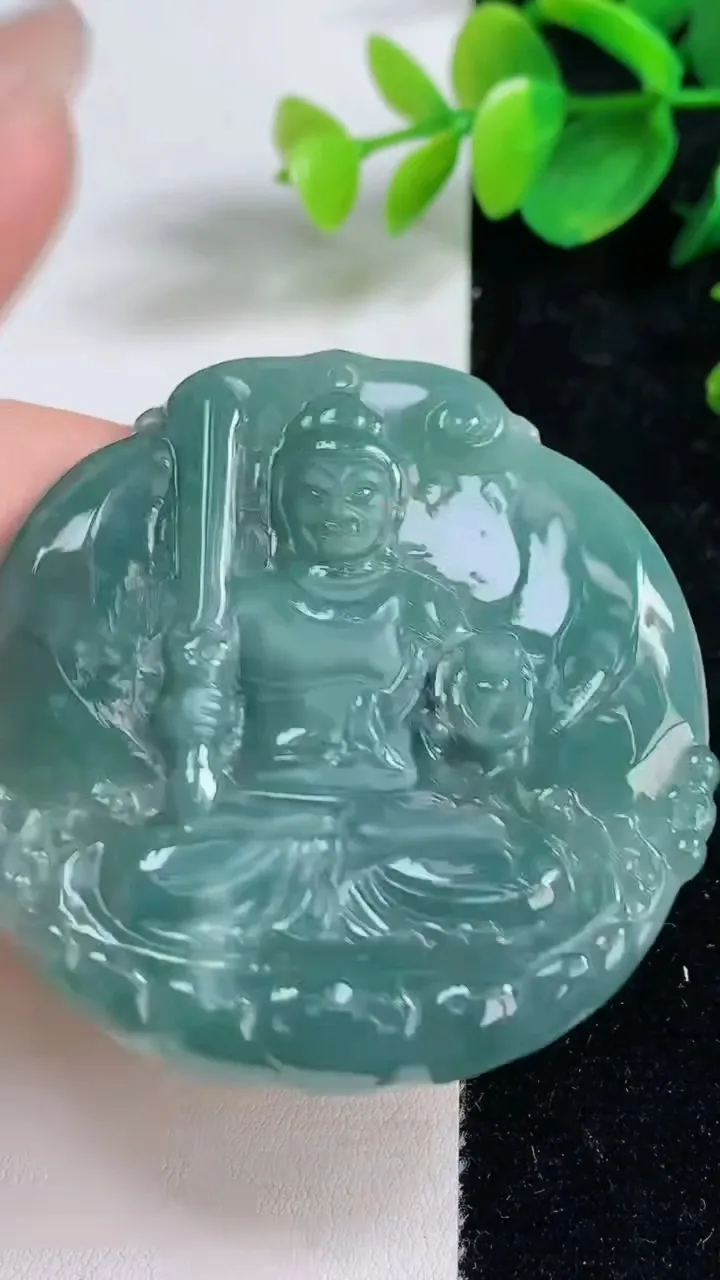 天然A货翡翠蓝水不动明王吊坠，尺寸55.5-45.4-3.6，重量:24.43g
8月10日