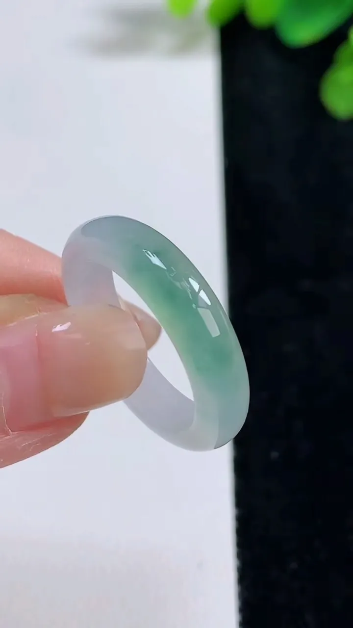 天然A货翡翠戒指指环，尺寸19.5-5.2-3.2，重量:4.05g2025年8月10日
工厂直销收藏佳品,种好水足，色泽均匀，有种有色，上手高大气！