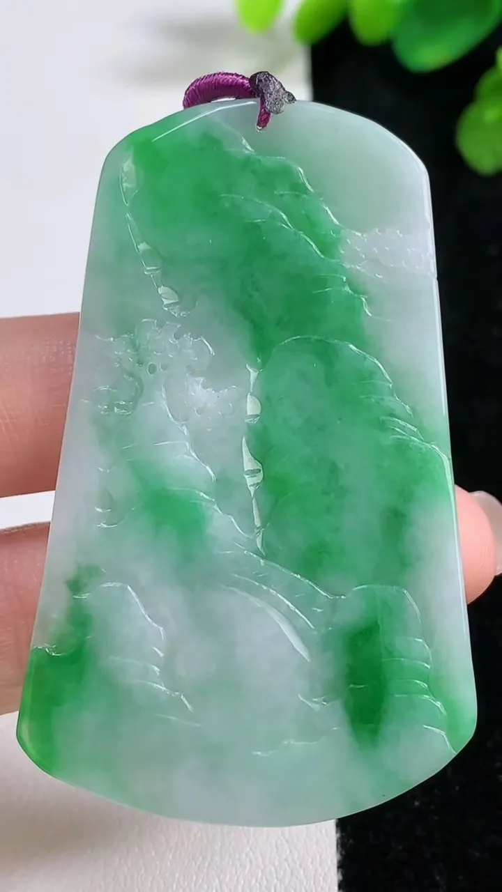 天然A货翡翠山水牌吊坠，尺寸61.5-36-7.5，重量:24.81g
8月10日