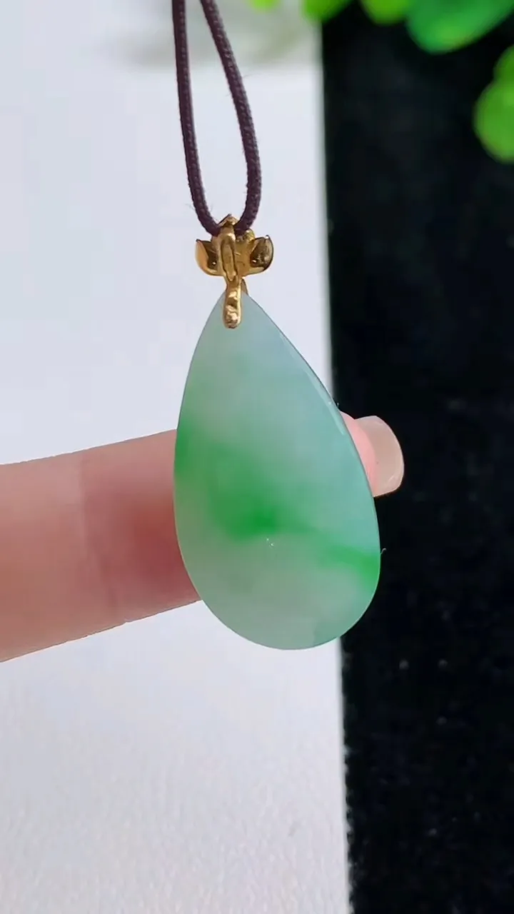 天然A货翡翠水滴吊坠，尺寸26-13.5-7.3，重量:4.33g
8月10日