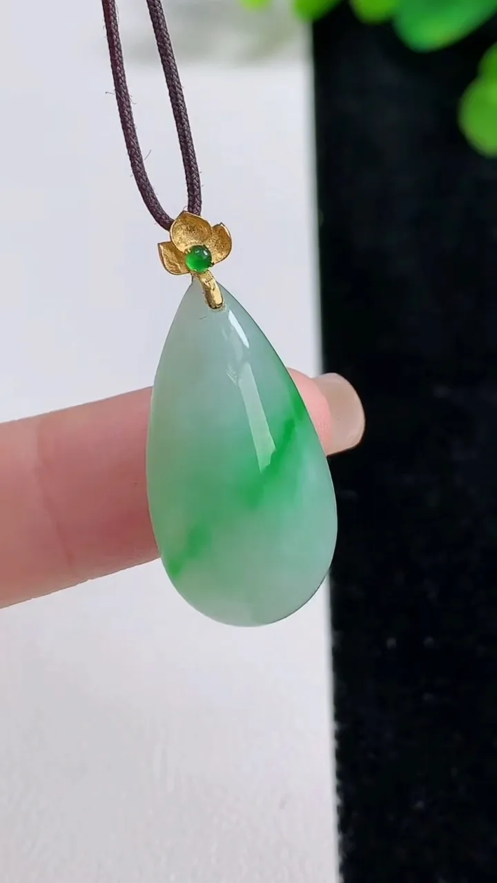 天然A货翡翠水滴吊坠，尺寸26-13.5-7.3，重量:4.33g
8月10日