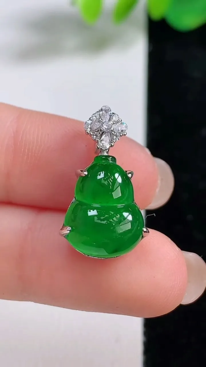 天然A货翡翠葫芦吊坠，尺寸15-11-8.2，重量:2.12g
8月10日