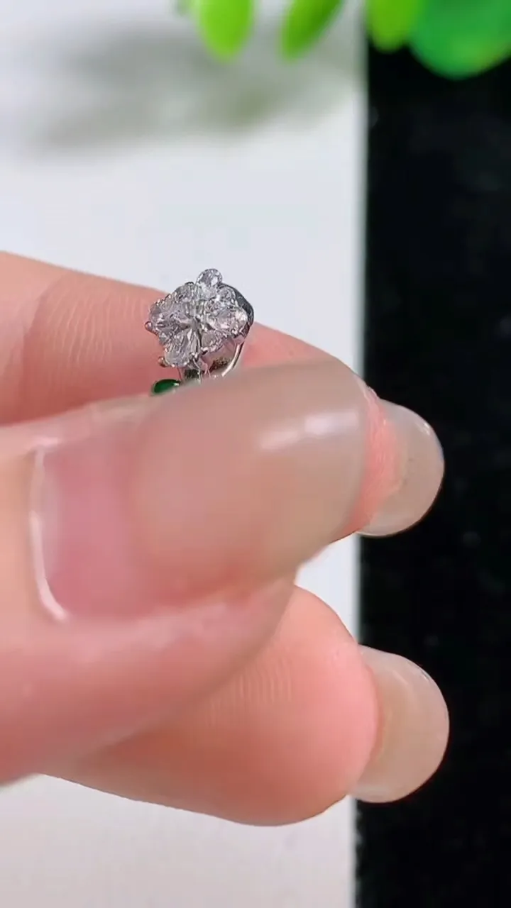 天然A货翡翠葫芦吊坠，尺寸15-11-8.2，重量:2.12g
8月10日