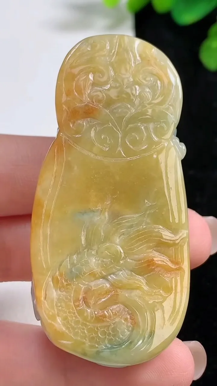 天然A货翡翠双彩御龙关公吊坠，尺寸61.5-23.2-13.3，重量:54.34g
8月10日