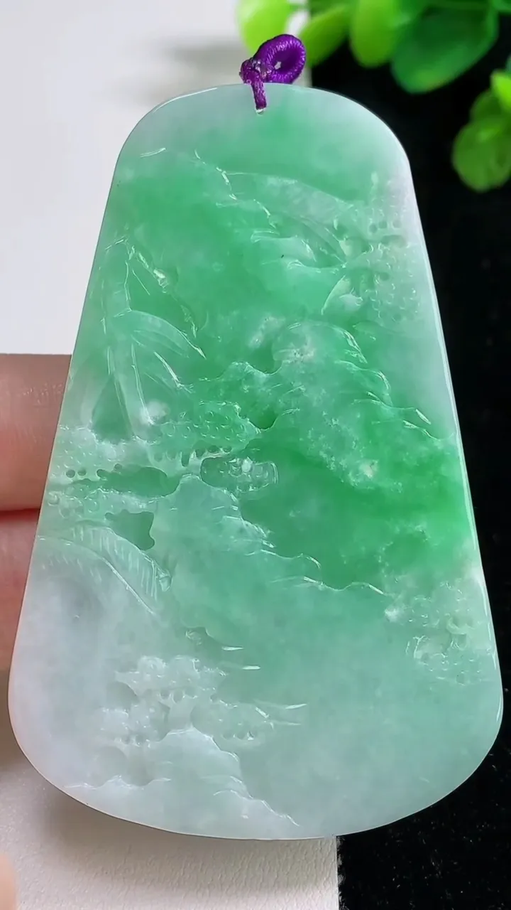 天然A货翡翠山水牌吊坠，尺寸74-48-5.5，重量:39.83g
8月10日