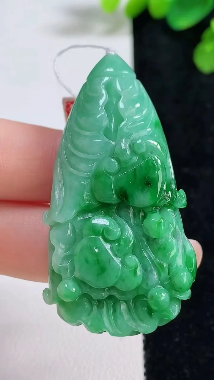 天然A货翡翠白菜吊坠，尺寸53.7-26-14.7，重量:35.73g
8月10日