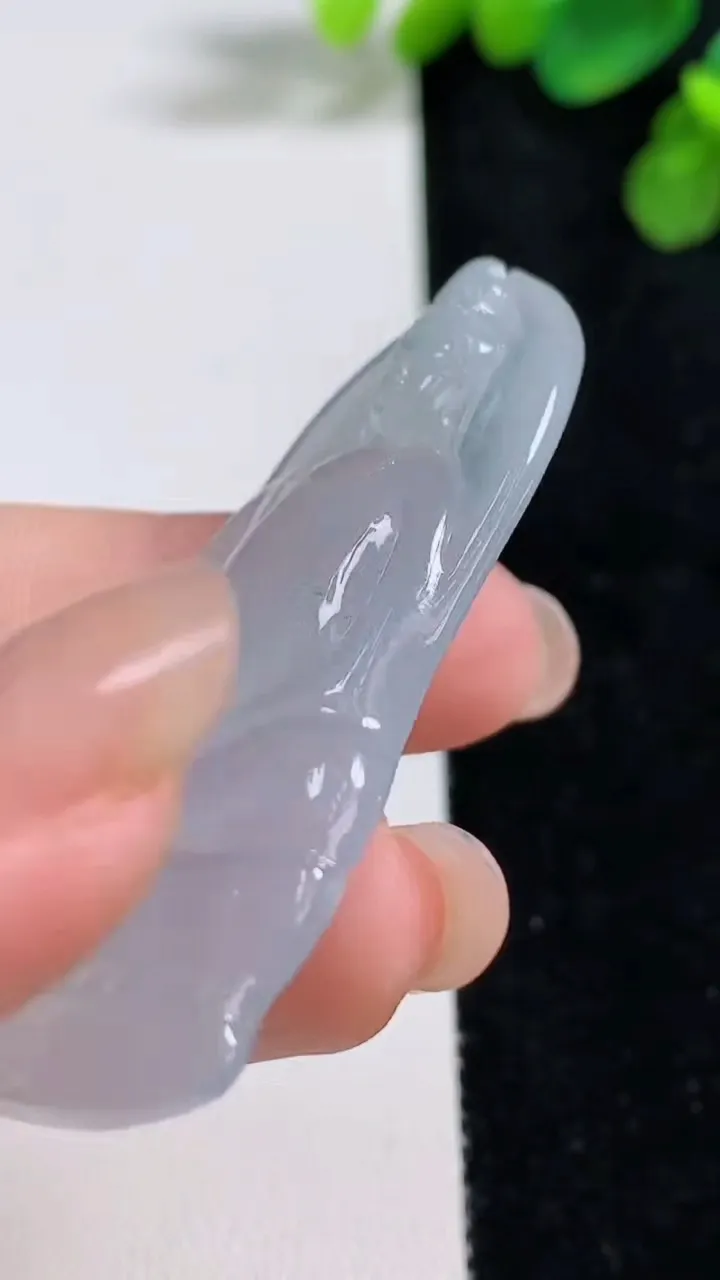 天然A货翡翠冰种观音菩萨吊坠，尺寸55.8-27-5，重量:15.59g
8月10日