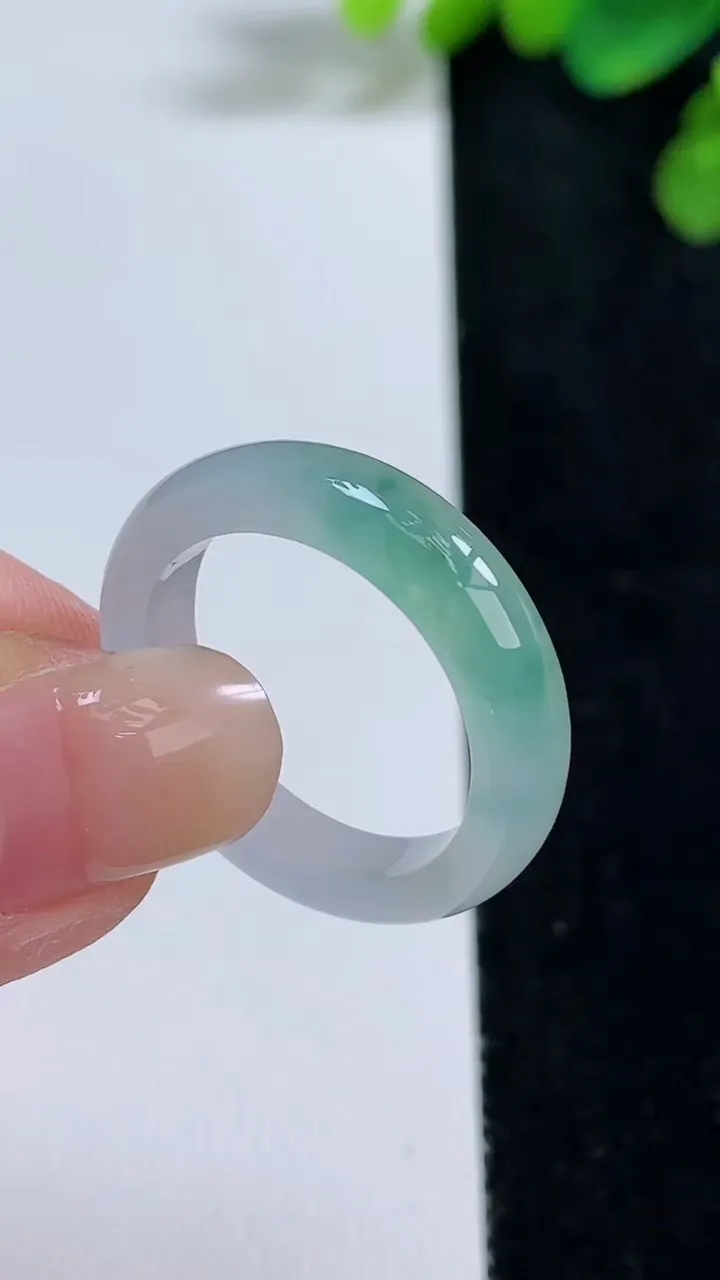 天然A货翡翠戒指指环，尺寸19.5-5.2-3.2，重量:4.05g2025年8月10日
工厂直销收