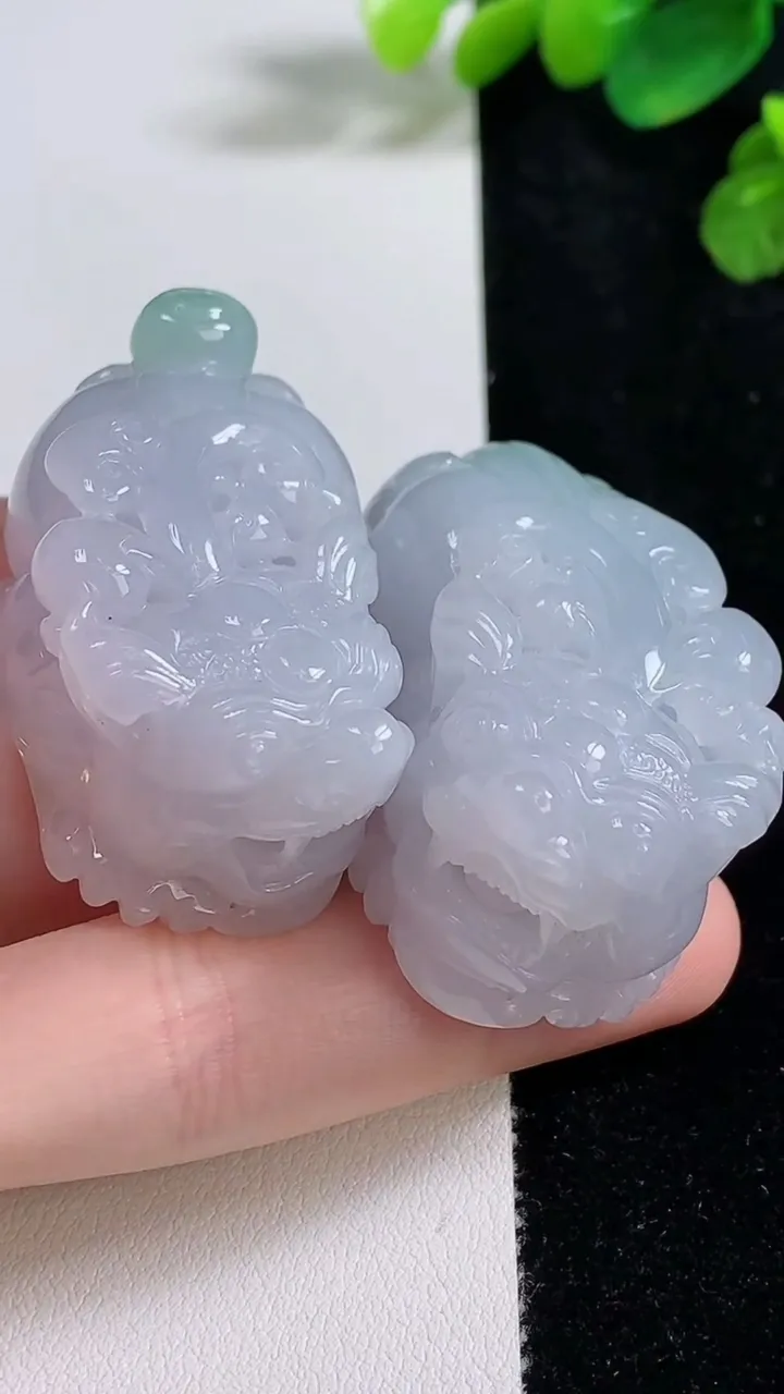 天然A货翡翠春带彩紫罗兰貔貅吊坠一对，尺寸42.7-24.8-20，重量:101.60g
8月10日