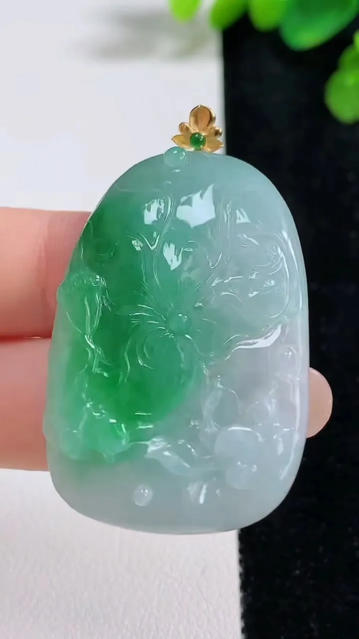天然A货翡翠年年有余 荷叶鱼吊坠，尺寸43-28.4-6，重量:18.09g
8月10日