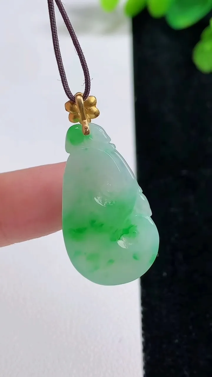 天然A货翡翠如意吊坠，尺寸30-15.8-5，重量:3.97g
8月10日