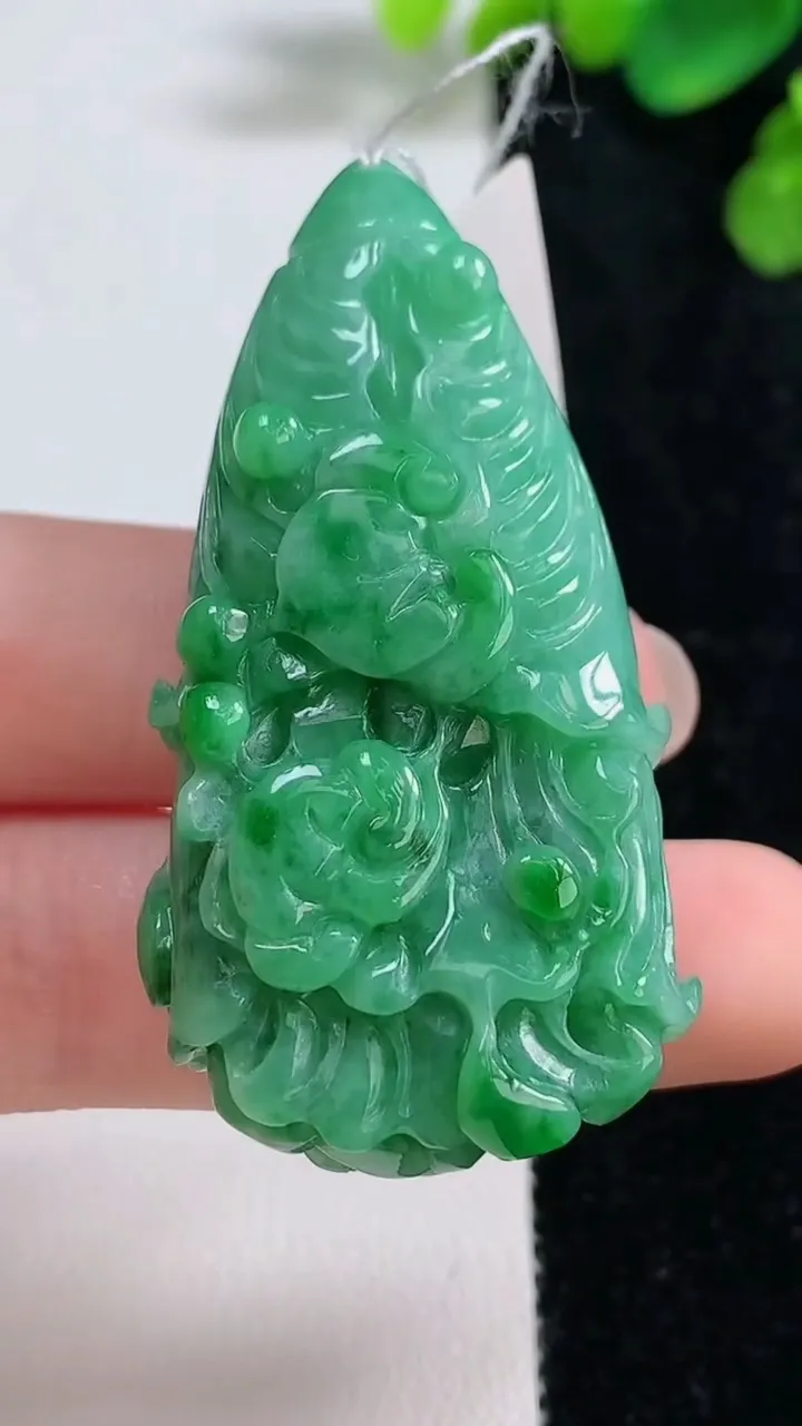 天然A货翡翠白菜吊坠，尺寸53.7-26-14.7，重量:35.73g
8月10日