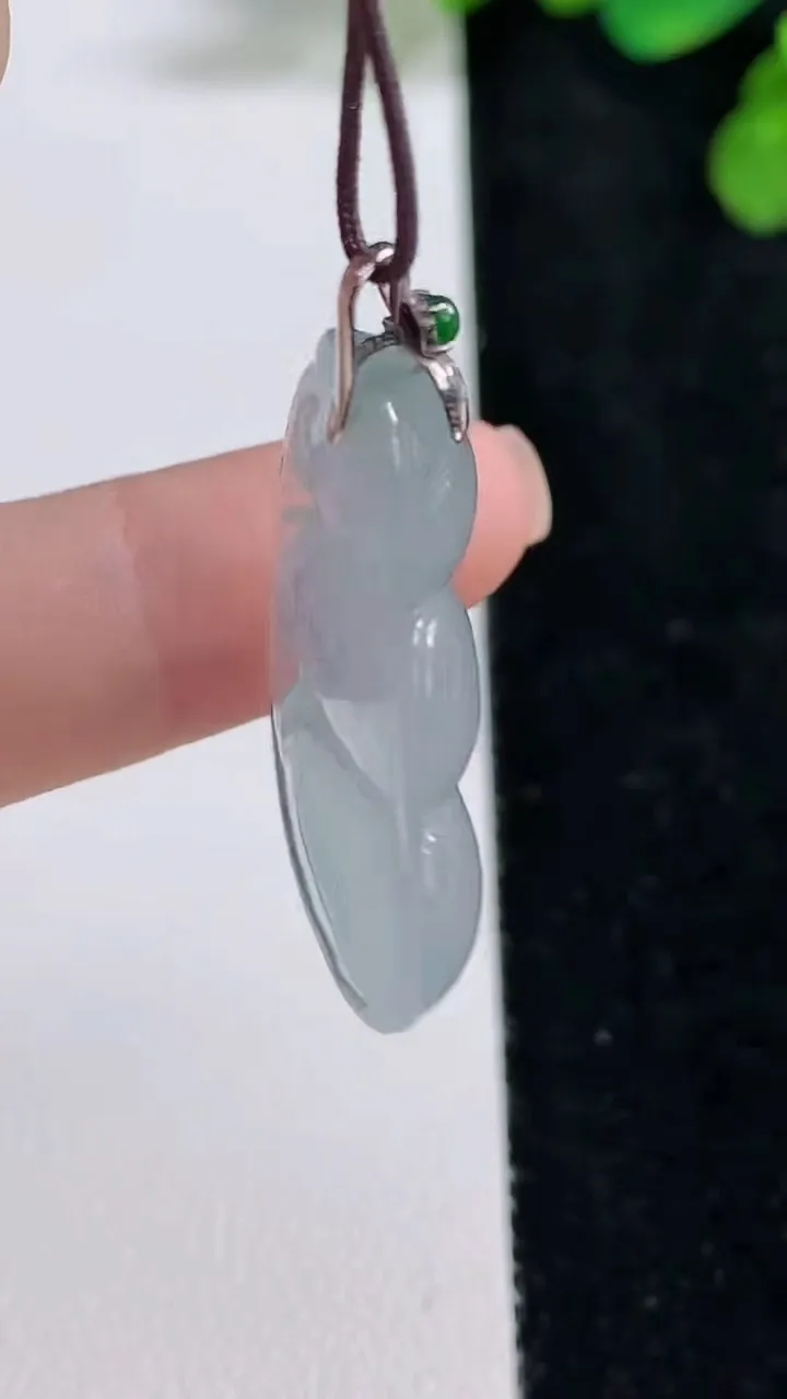 天然A货翡翠种飘花福豆吊坠，尺寸34-17-6，重量:6.08g
8月10日